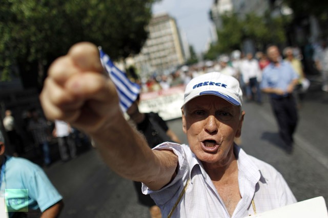 Một người nghỉ hưu hô vang khẩu hiệu chống chính sách cắt giảm lương hưu của chính phủ Hy Lạp